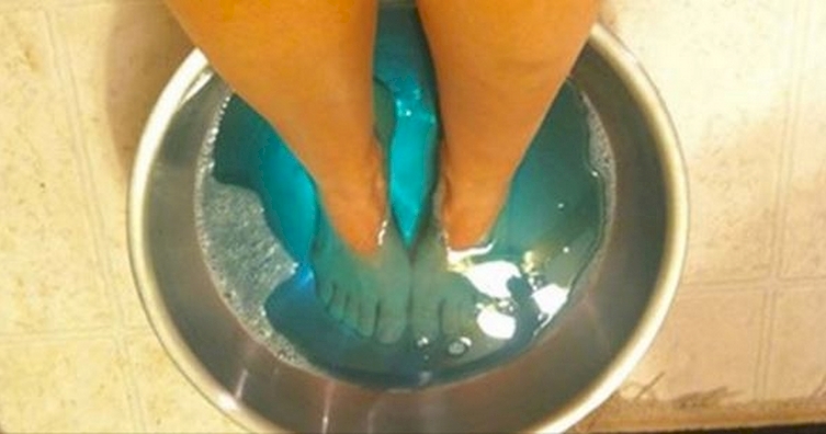 Pon tus pies en un baño con Listerine para combatir los hongos en las uñas