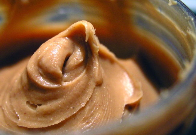 ¿Puedes usarla para afeitarte las piernas? Aquí hay 4 cosas que no sabías que puedes hacer con mantequilla de maní