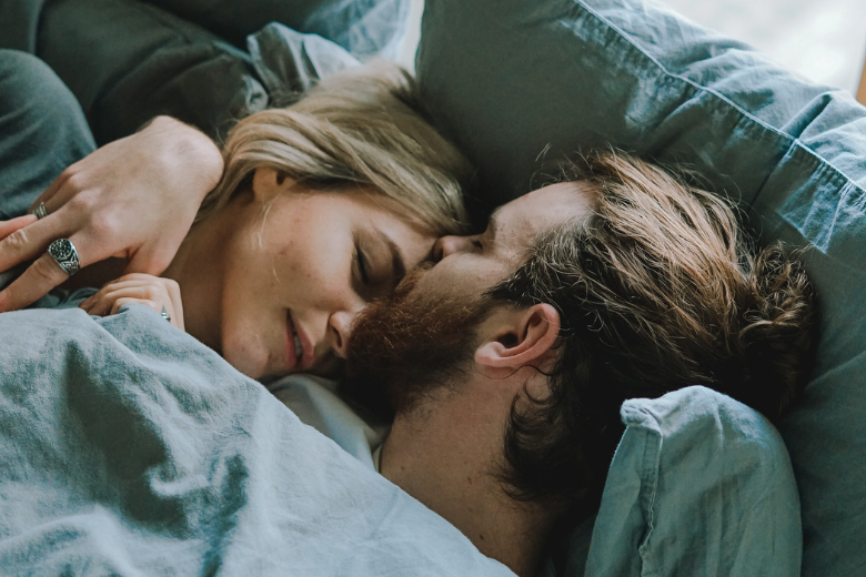 ¿Dormir juntos es mejor para tu relación?