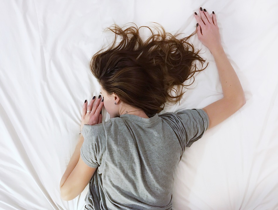 ¡Así que ESTE es el motivo por el que nunca puedes dormir bien durante la primera noche en una cama diferente!