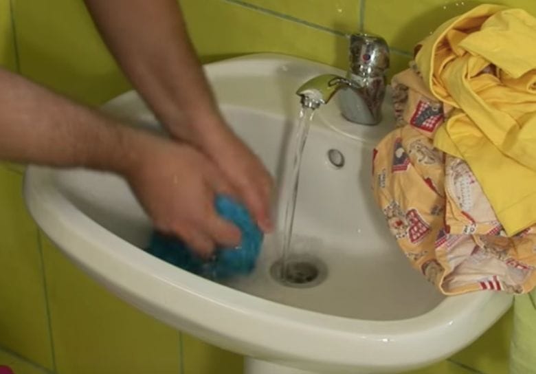 ¿No puedes quitar esos asquerosos olores de sudor de tu ropa? Así es cómo lo harás.