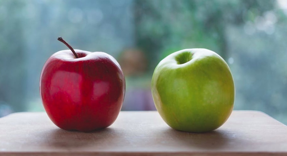 Ella sumerge sus pies en vinagre de manzana