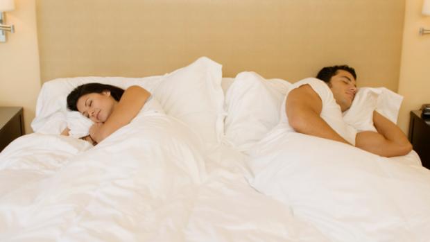 ¿En qué lado de la cama duermes? ¡ESTO es lo que dice acerca de tu personalidad!