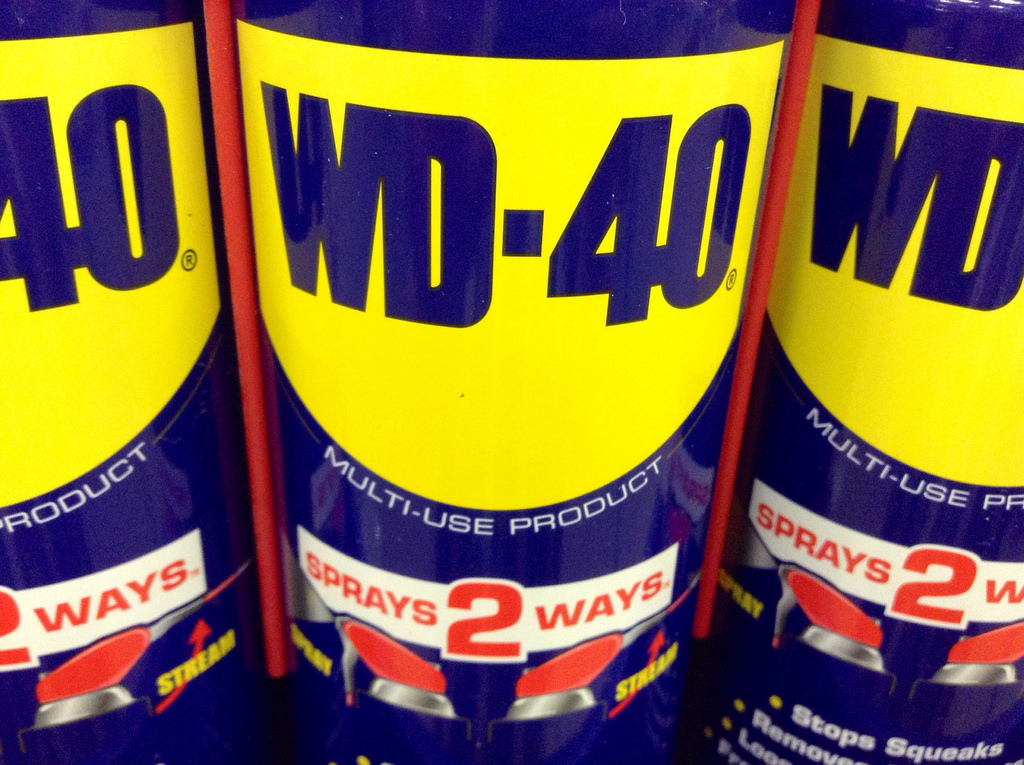 ¿Ya conoces este aerosol azul? Se llama WD-40. ¡Es nada menos que un milagro envasado en una lata!