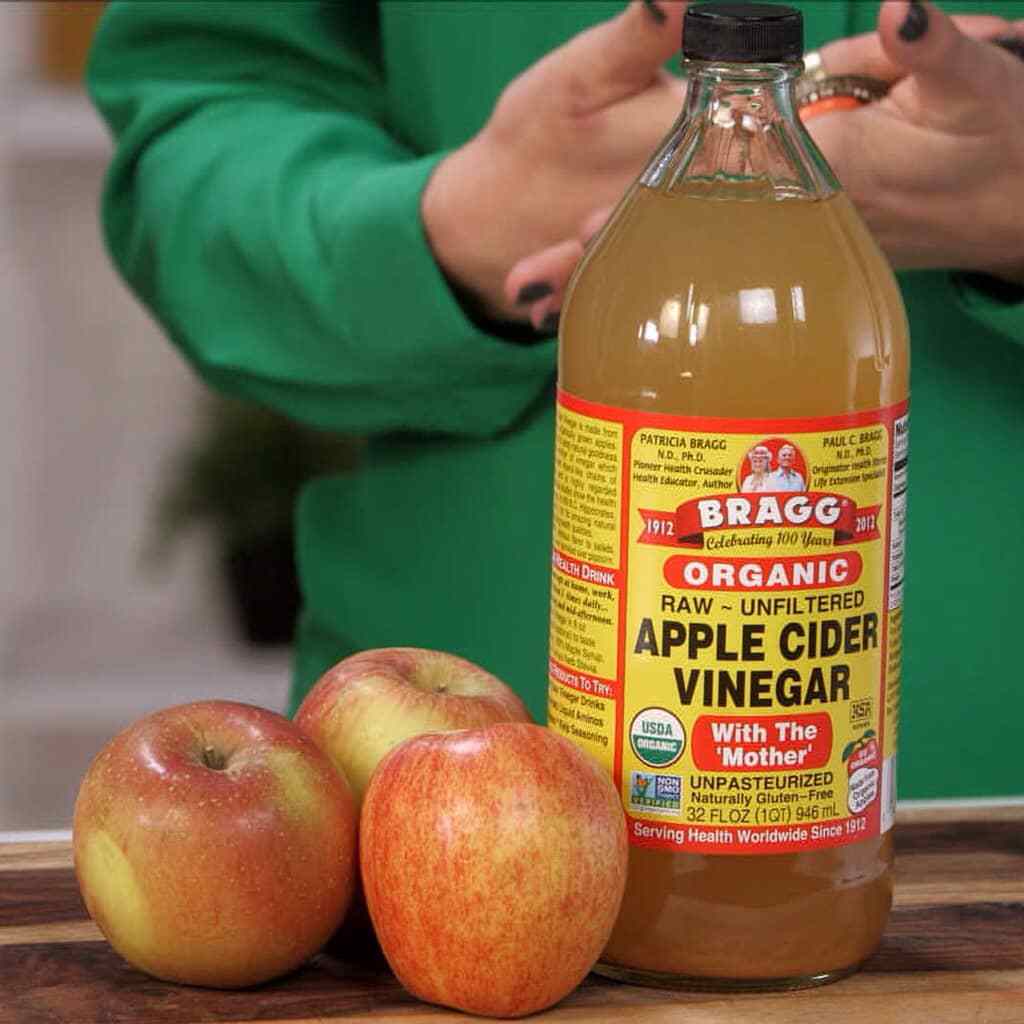 Ella sumerge sus pies en vinagre de manzana. Esto suena extraño, pero espera hasta que veas para qué sirve