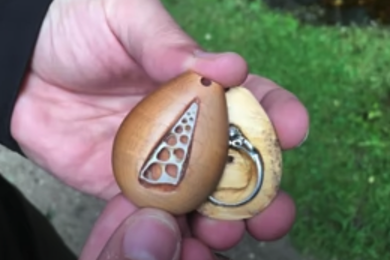 Un hombre crea un collar para su novia y ella se queda de piedra cuando descubre lo que hay dentro