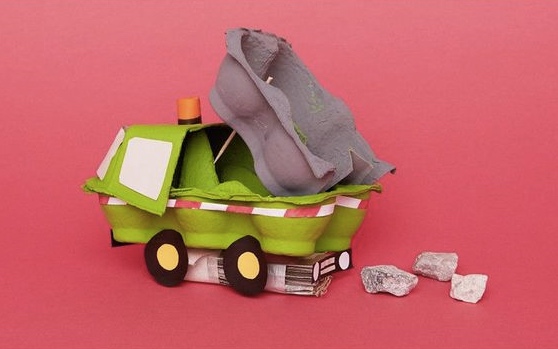 Estás botando los cartones y las cáscaras de huevo vacíos