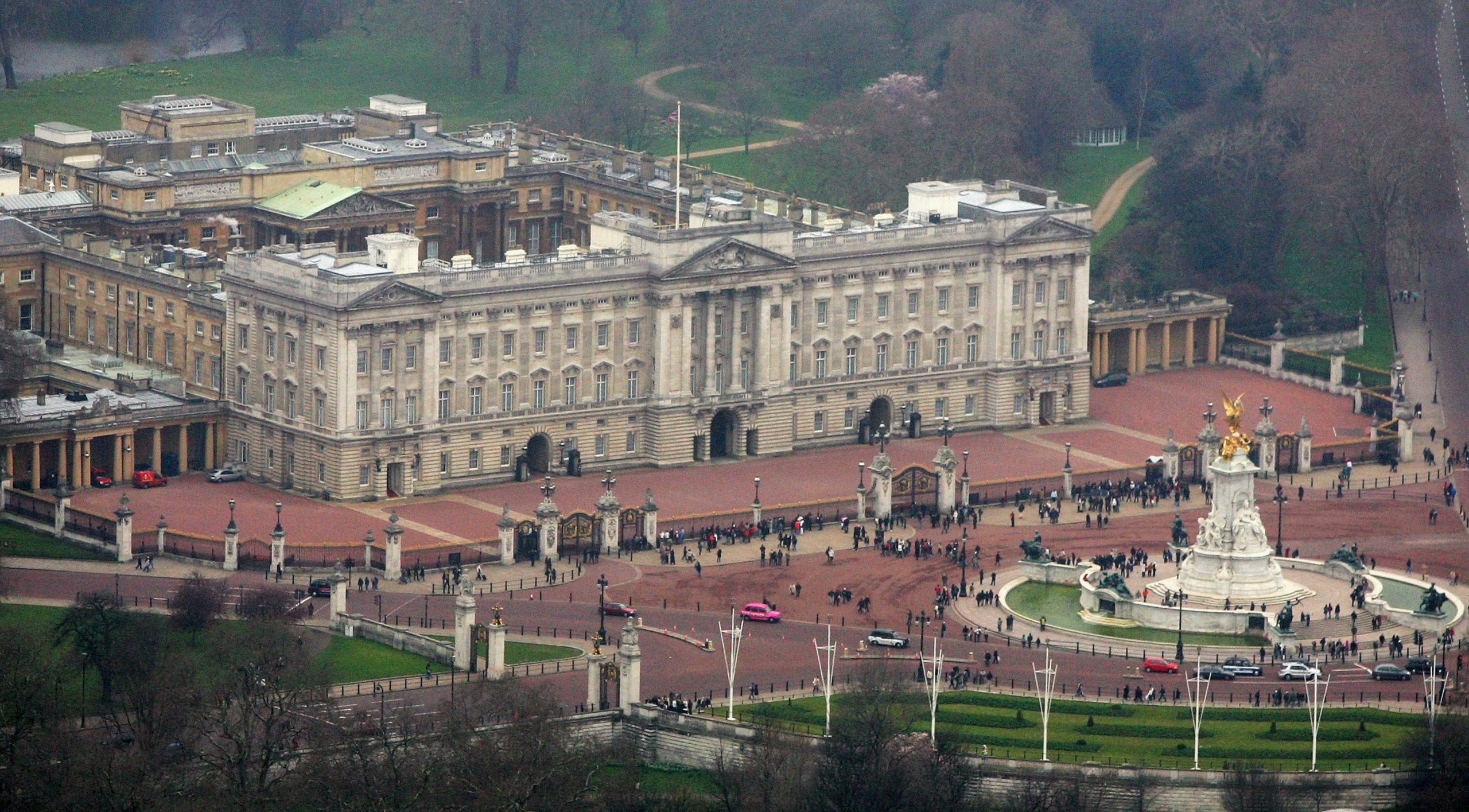 17 Weird Things You Didn't Know The British Royal Family Can't Do