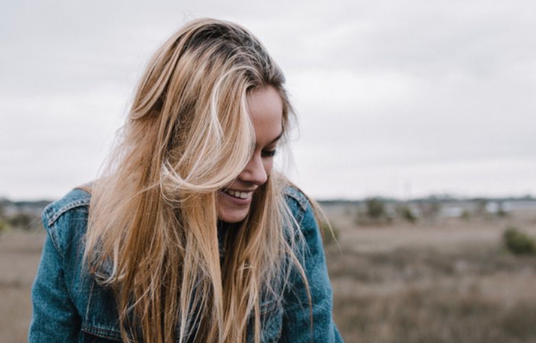 ¿Tienes el cabello grasoso? Es probable que te olvides de hacer esto
