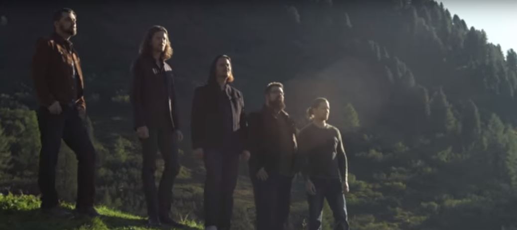 Un a capella de voces masculinas en l medio de las montañas. Escucha estas sensacionales voces.