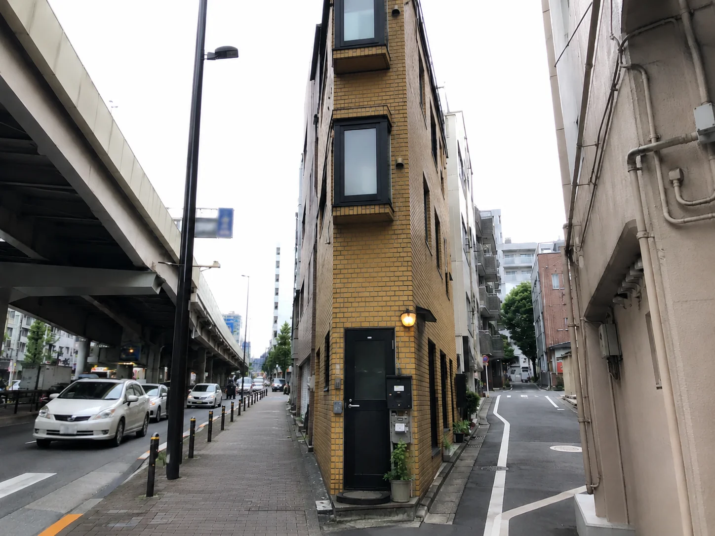 Un estudiante vive en el apartamento más pequeño de Japón, de 300 dólares al mes, ¡y nunca hemos visto nada igual!