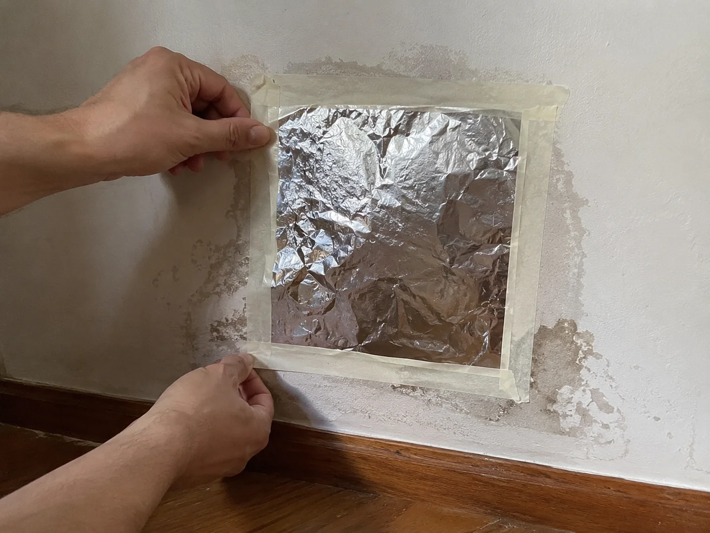 La gente está pegando papel de aluminio a sus paredes, y el resultado puede ahorrarle mucho esfuerzo y dinero