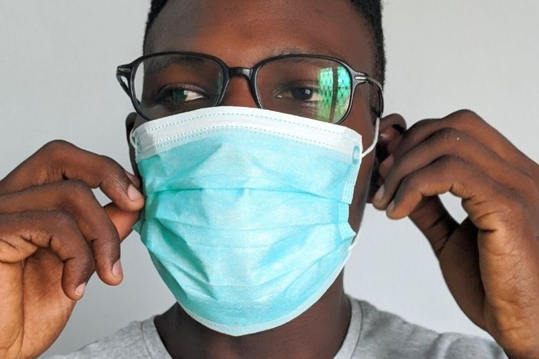 5 consejos para evitar que sus gafas se empañen mientras usa una mascarilla