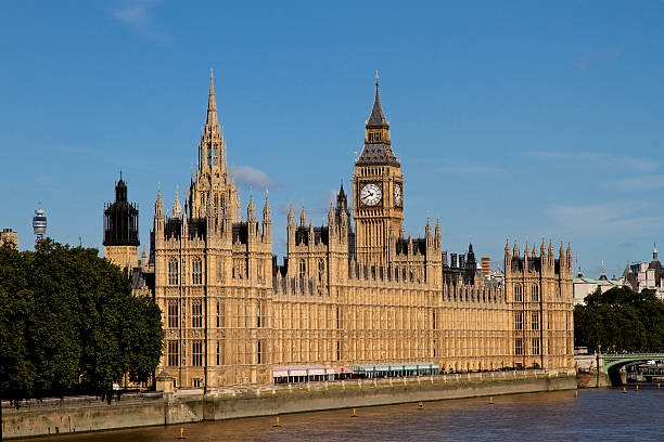 17 Weird Things You Didn't Know The British Royal Family Can't Do