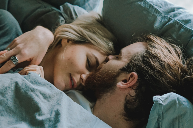 Esto es lo que dice la posición para dormir con tu pareja sobre tu relación