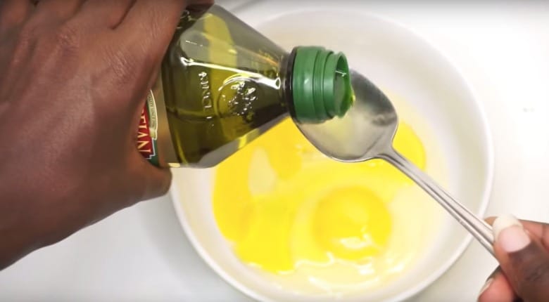 Esta es la razón por la que debes frotar huevo en tu cabello todas las semanas