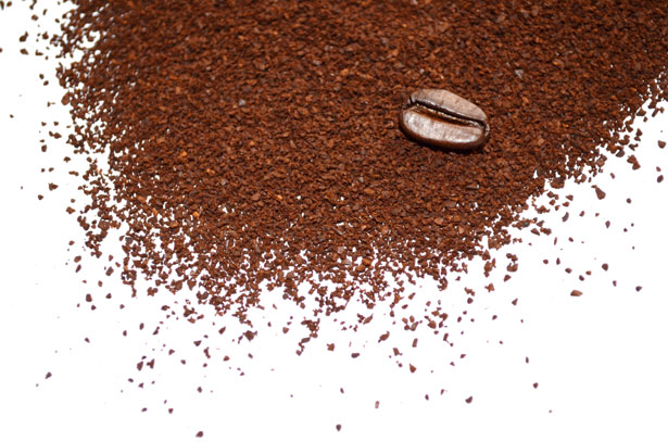 Él pone café en el jardín y lo quema. Debes echar un vistazo a lo que sucede.