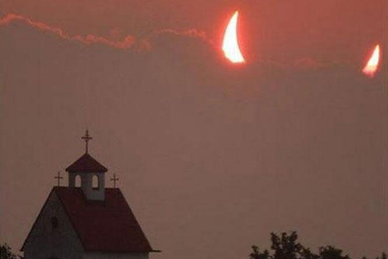 26 Photos That Were Timed To Perfection (You’ll Have To Look Twice To Figure Them Out)