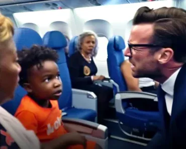 ¡Este hombre se hartó! Mira cómo le dio una lección a un niño que pateaba su asiento y a su madre.